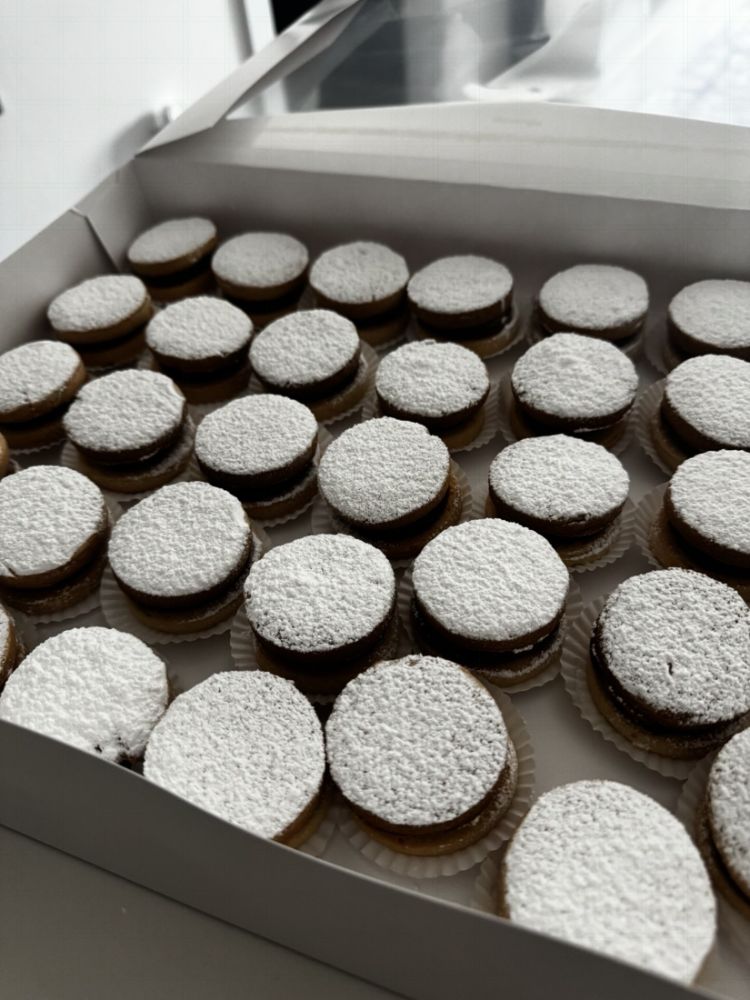 Sugar-dusted sandwich cookies